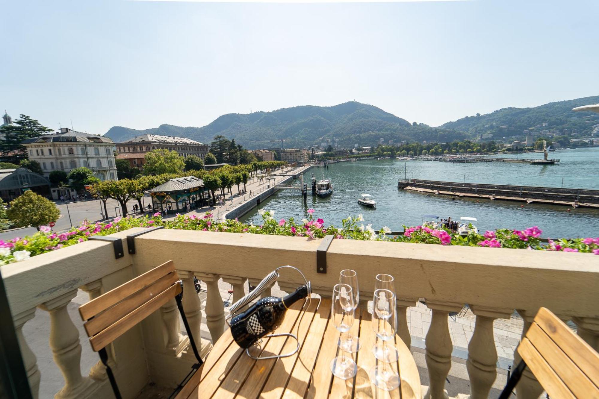 Appartamento Esclusivo Fronte Lago, In Centro A Como Con Garage Экстерьер фото