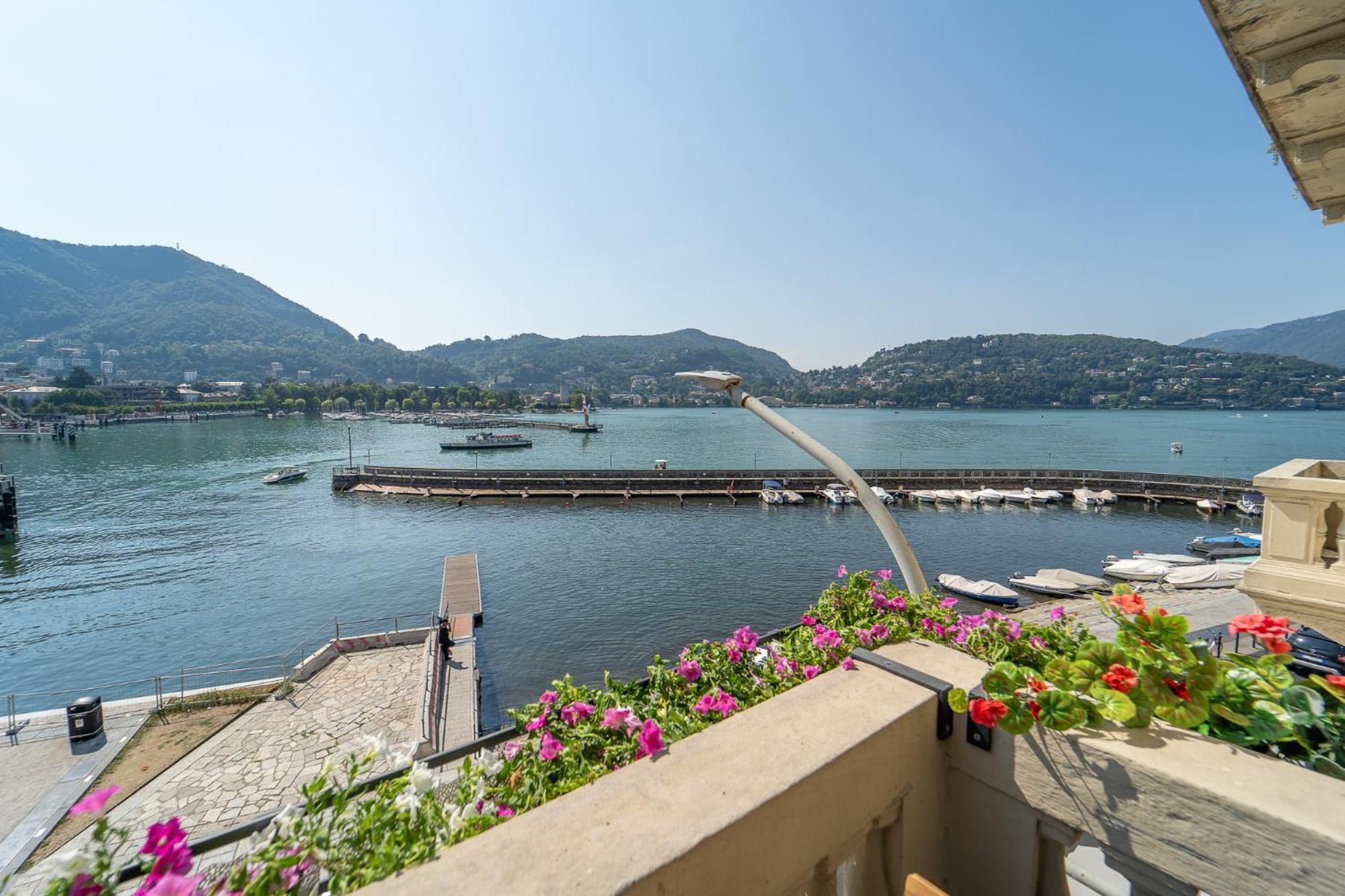 Appartamento Esclusivo Fronte Lago, In Centro A Como Con Garage Экстерьер фото